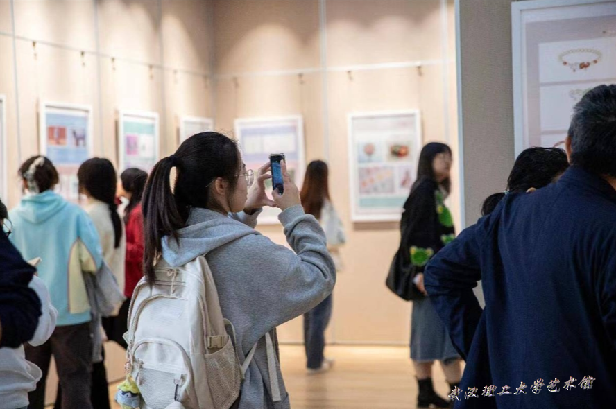 【湖北日报】“荆楚文创”设计成果巡展在武汉理工大学开幕