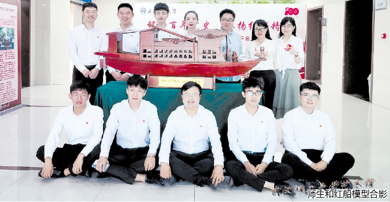 【极目新闻】大学生动手制作2米南湖红船模型,边做边巩固专业知识!