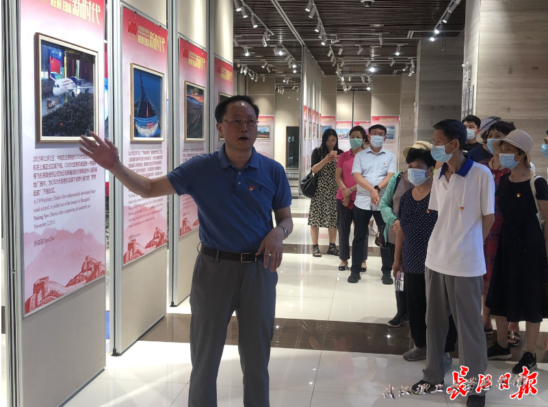 【长江日报】参观了这所大学举办的摄影展,“特殊”的客人深受鼓舞